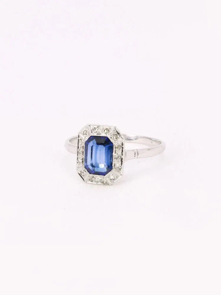 Bague Entourage en or blanc, platine, pierre bleue et diamants - Image 3