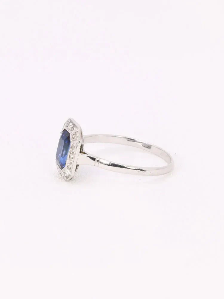 Bague Entourage en or blanc, platine, pierre bleue et diamants - Image 5