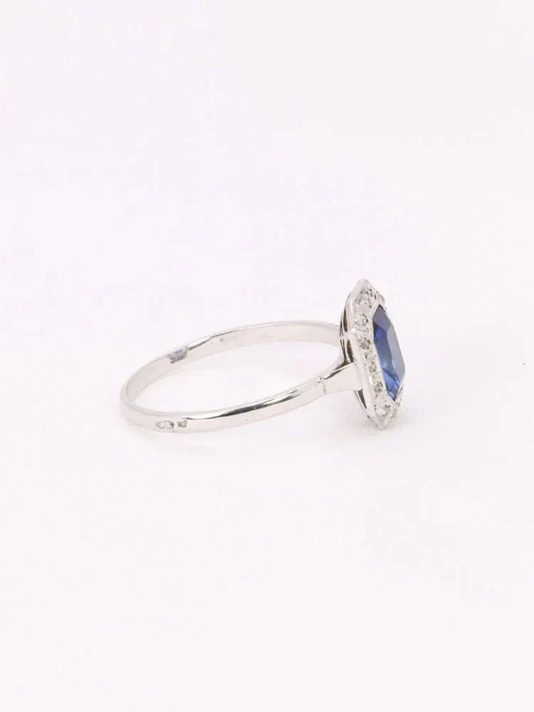 Bague Entourage en or blanc, platine, pierre bleue et diamants - Image 7