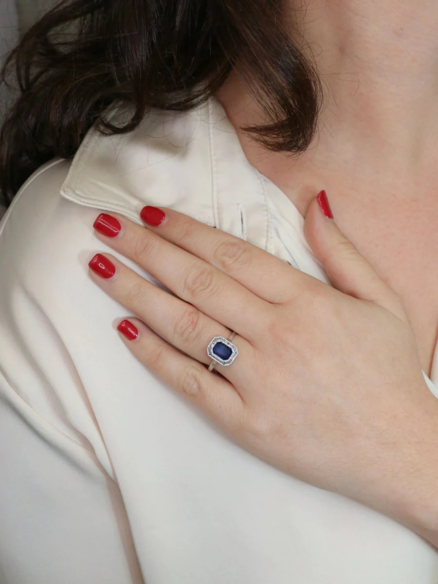 Bague Entourage en or blanc, platine, pierre bleue et diamants - Image 9
