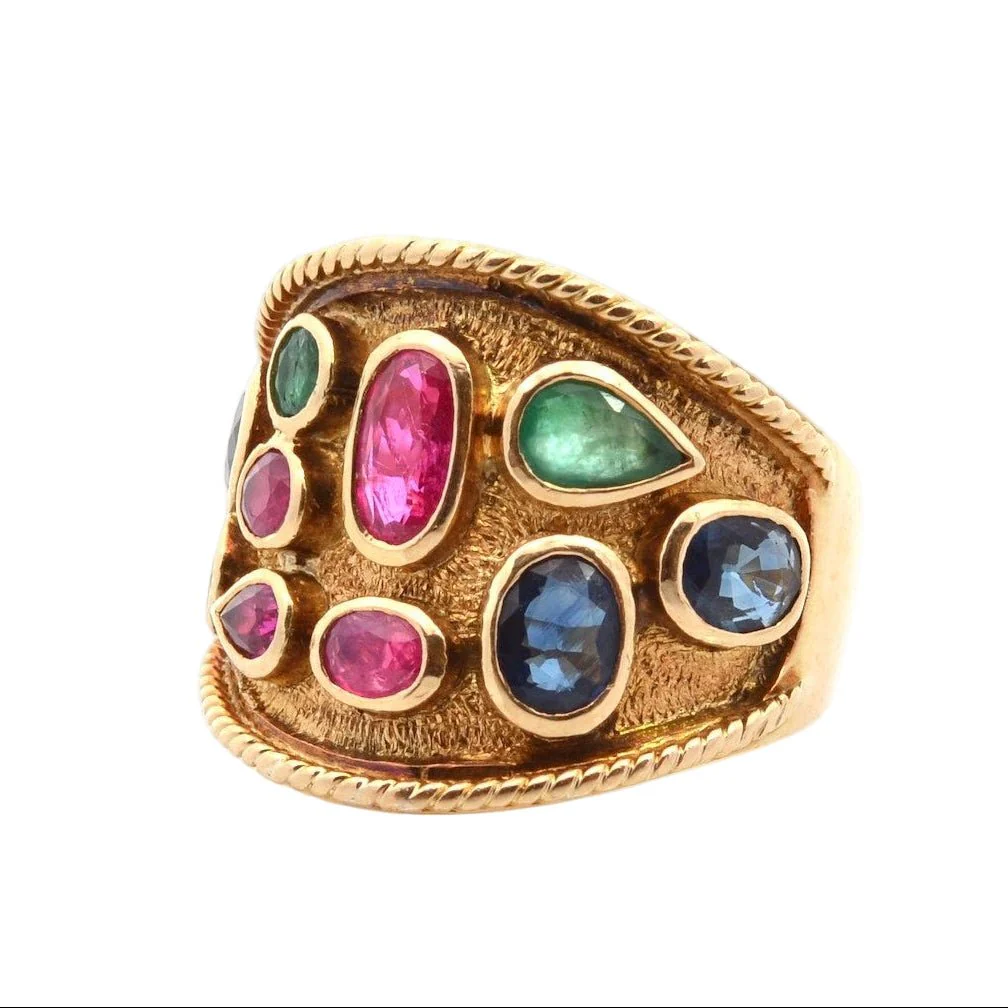 Bague Cocktail en or jaune, saphirs, rubis, et émeraudes - Image 2