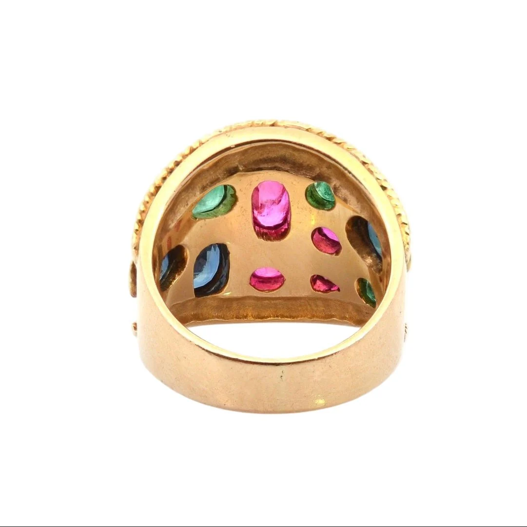 Bague Cocktail en or jaune, saphirs, rubis, et émeraudes - Image 4
