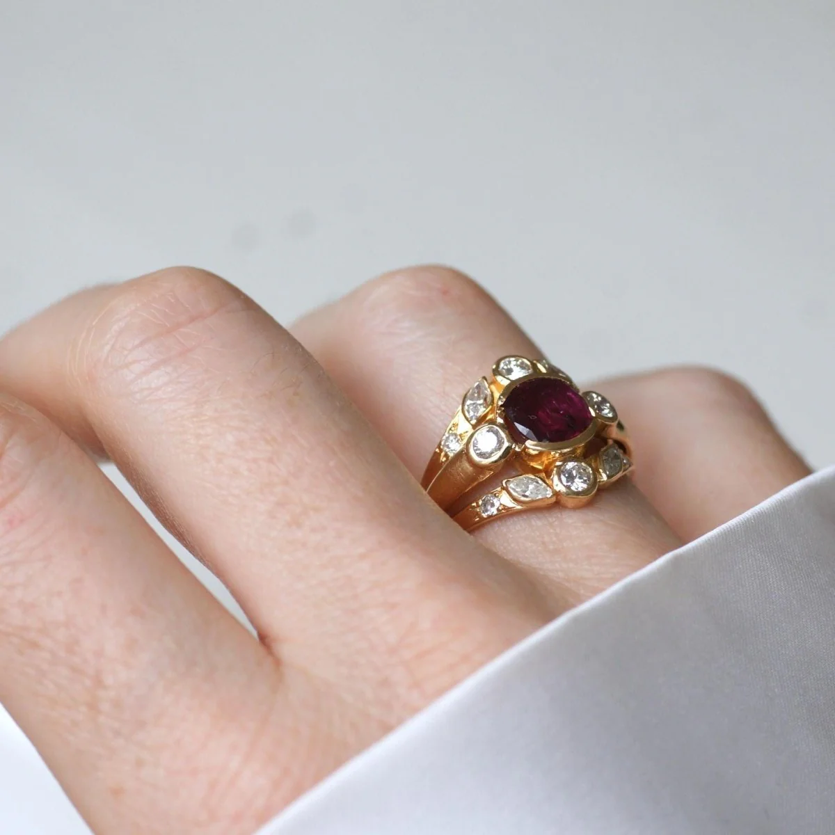 Bague Vintage Dôme triple anneaux en or jaune rubis et diamants - Image 2