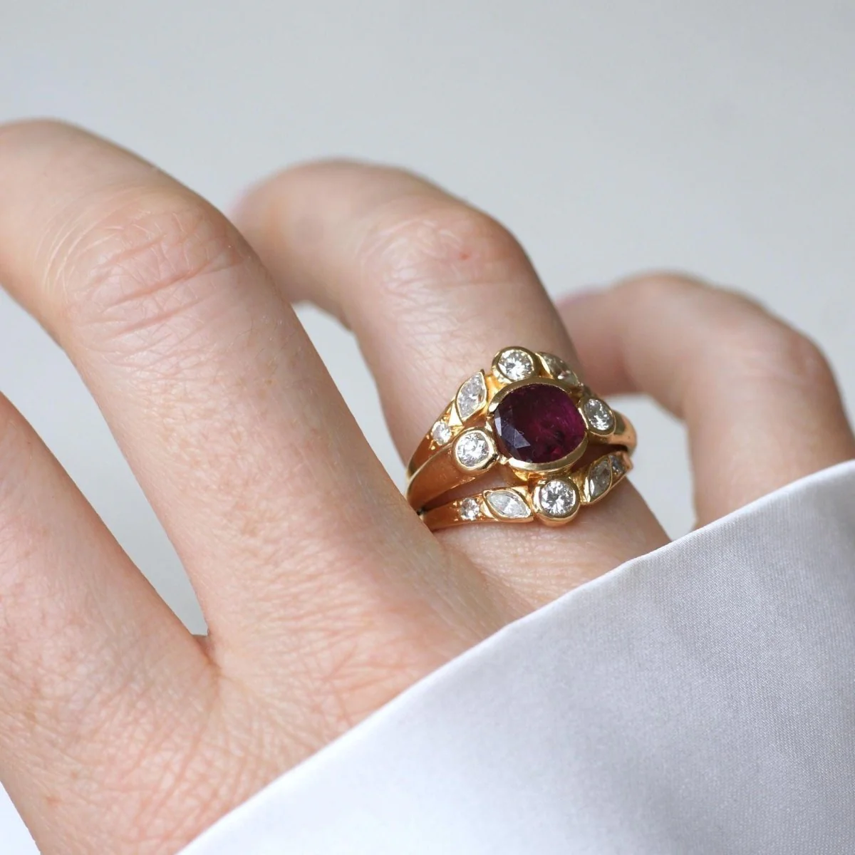 Bague Vintage Dôme triple anneaux en or jaune rubis et diamants - Image 4