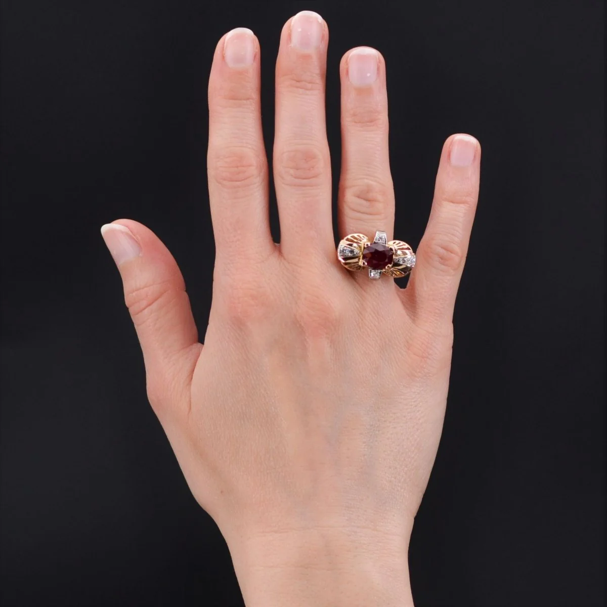 Bague Cocktail en or jaune, rubis et diamants - Image 2