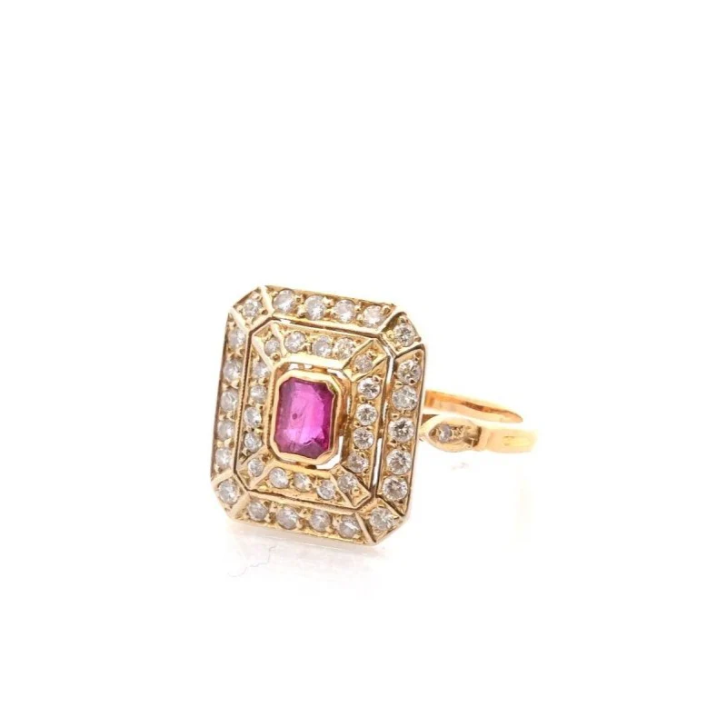 Bague Pavée en or jaune, rubis et diamants - Image 2