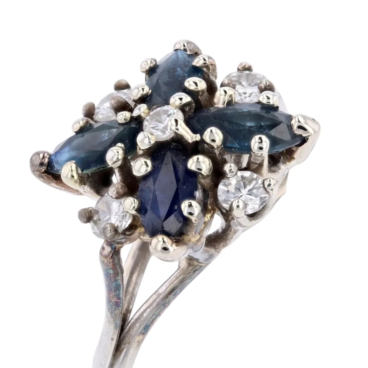 Bague Marguerite en or blanc, saphirs et diamants - Image 3