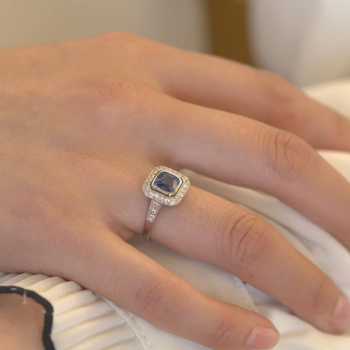 Bague Marguerite en platine, saphir et diamants - Image 2