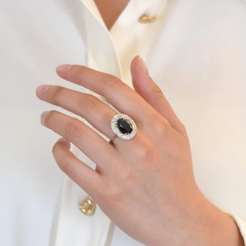 Bague Entourage en or blanc, saphir et diamants - Image 2