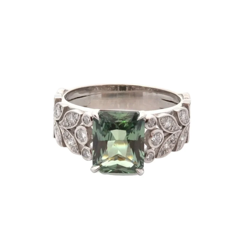Bague en platine, saphir et diamants