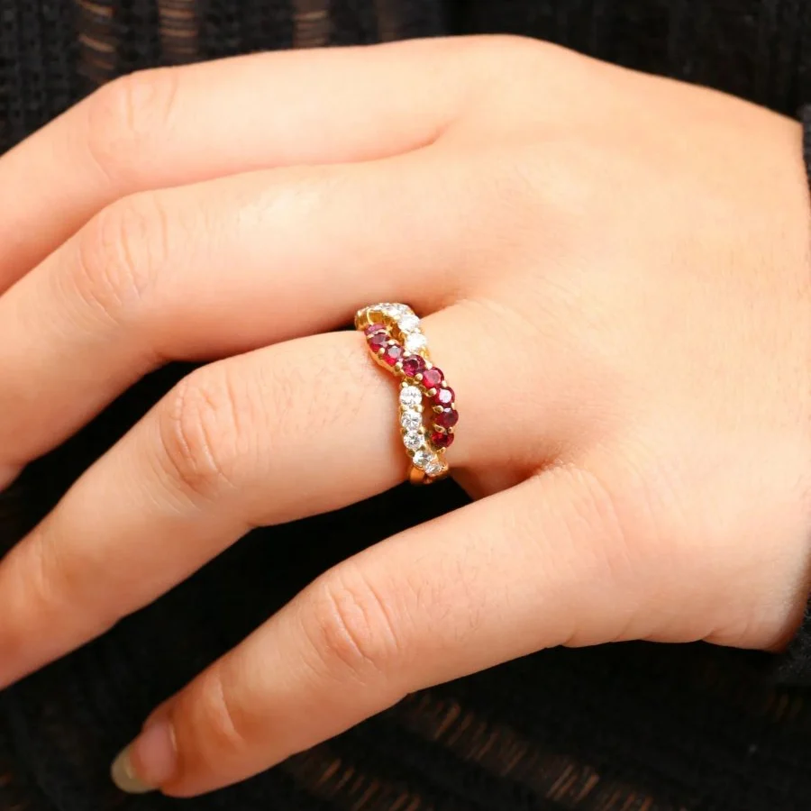 Bague vintage torsadée or jaune diamants rubis - Image 2