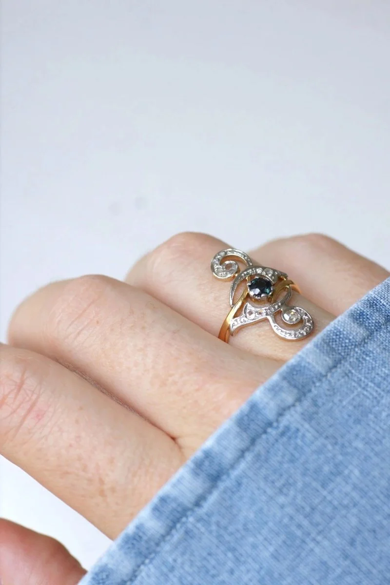 Bague Volutes Diamants et Saphir - Image 2