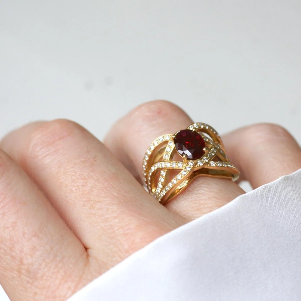 Bague Bandeau en or jaune, rubis et diamants - Image 2