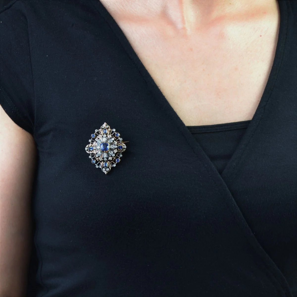 Broche Épingle en or jaune, argent, saphirs et diamants - Image 2