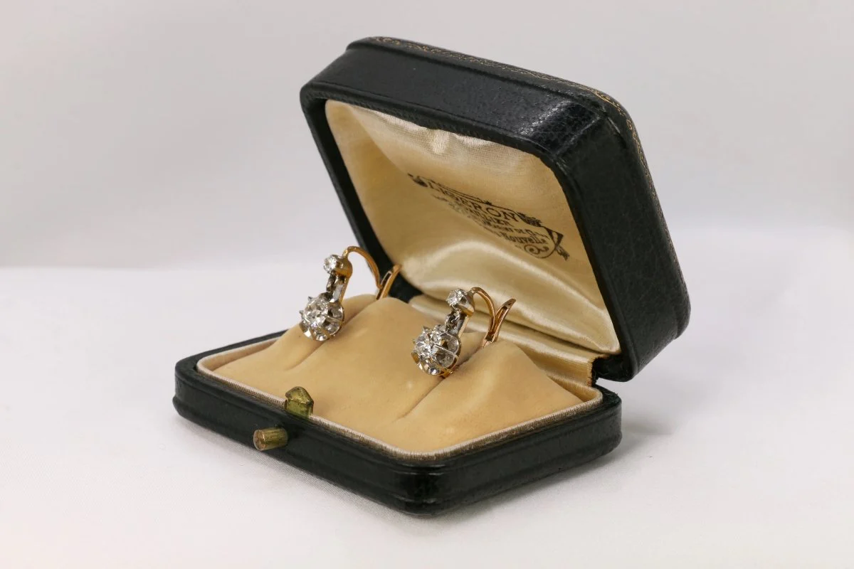 Boucle d’oreilles dormeuses anciennes en or, argent et diamants taille ancienne - Image 9
