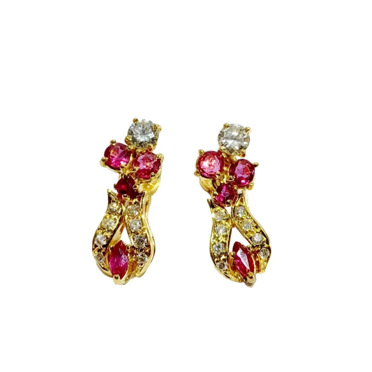 Boucle d'oreilles Pendantes en or jaune, rubis et diamants
