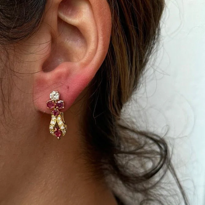 Boucle d'oreilles Pendantes en or jaune, rubis et diamants - Image 2