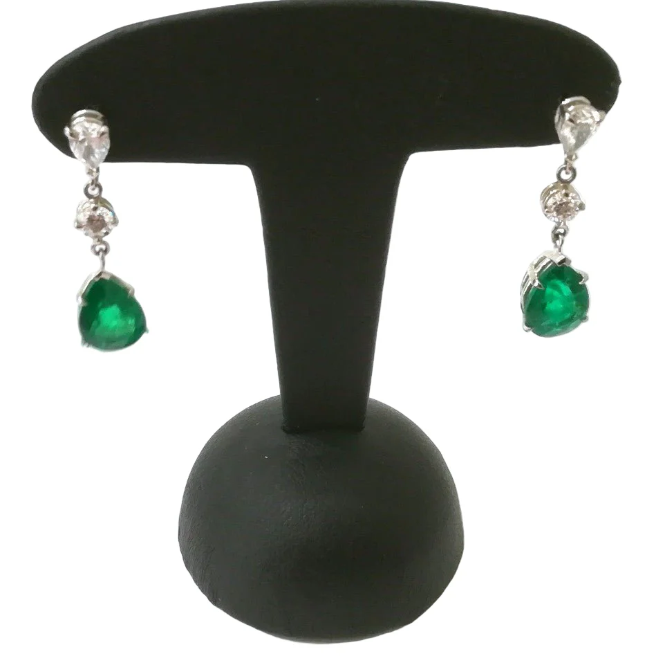 Boucles d'oreilles Pendantes GUY BARUCH en or blanc, émeraudes et diamants