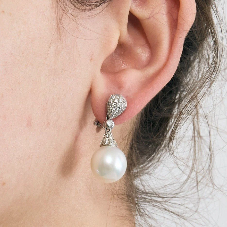 Boucles d'oreilles Pendantes en or blanc, perles et diamants - Image 2