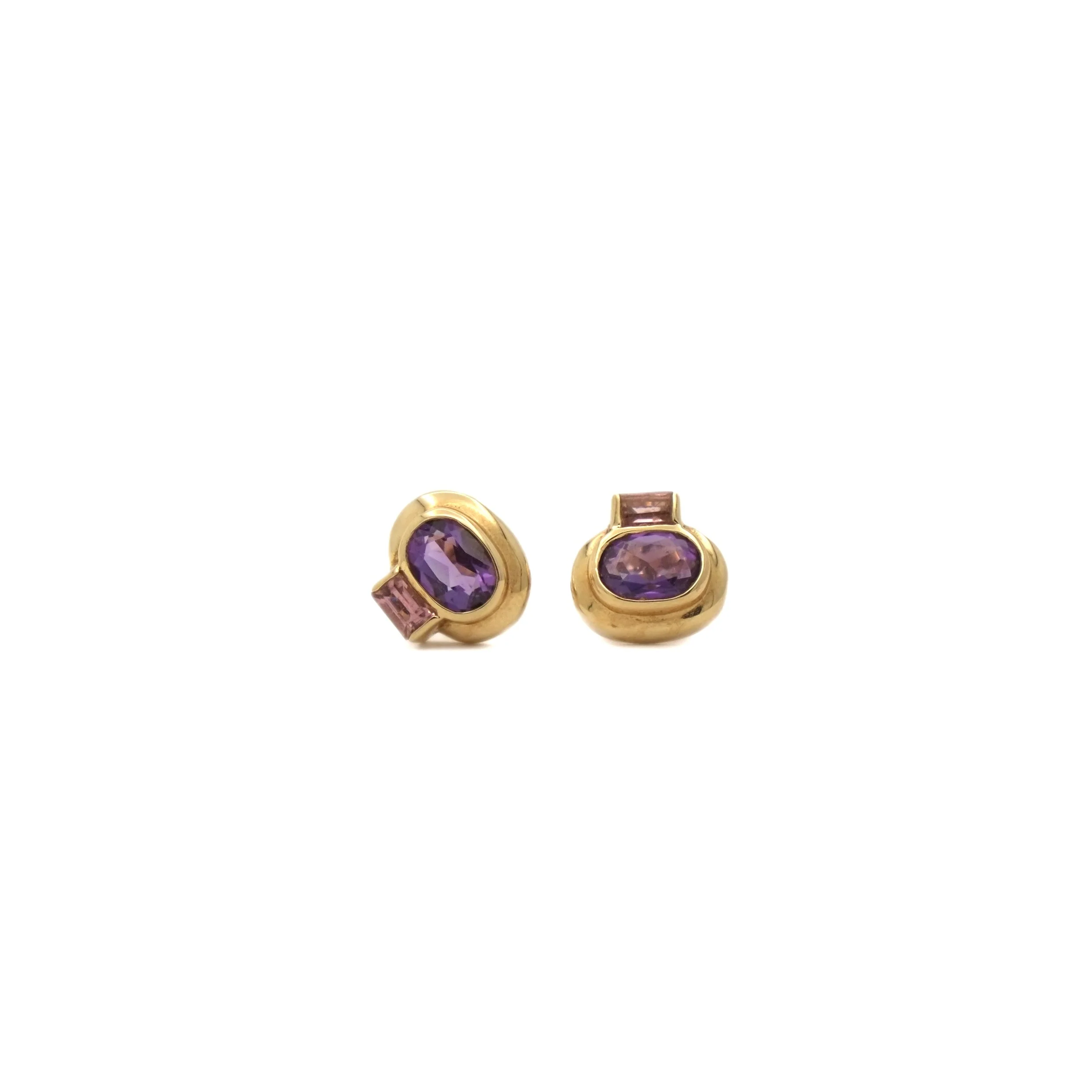 Boucles d'oreilles clous en or jaune et améthyste