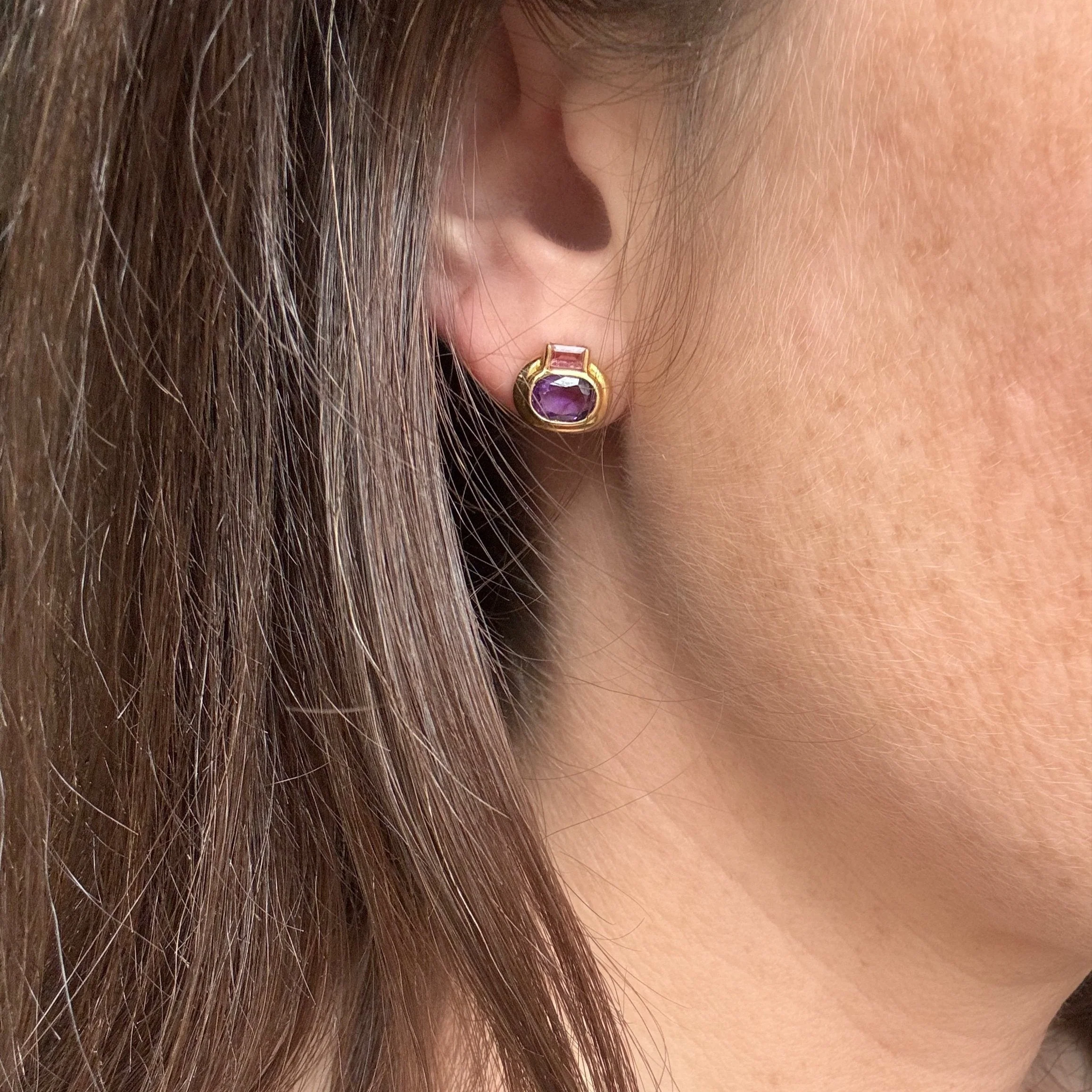 Boucles d'oreilles clous en or jaune et améthyste - Image 2