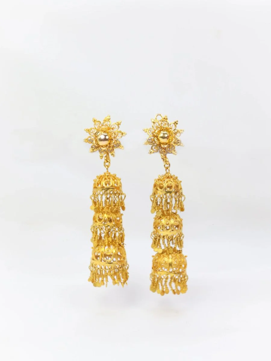 Boucles d’oreilles anciennes composées d’arabesques et de pampilles en or