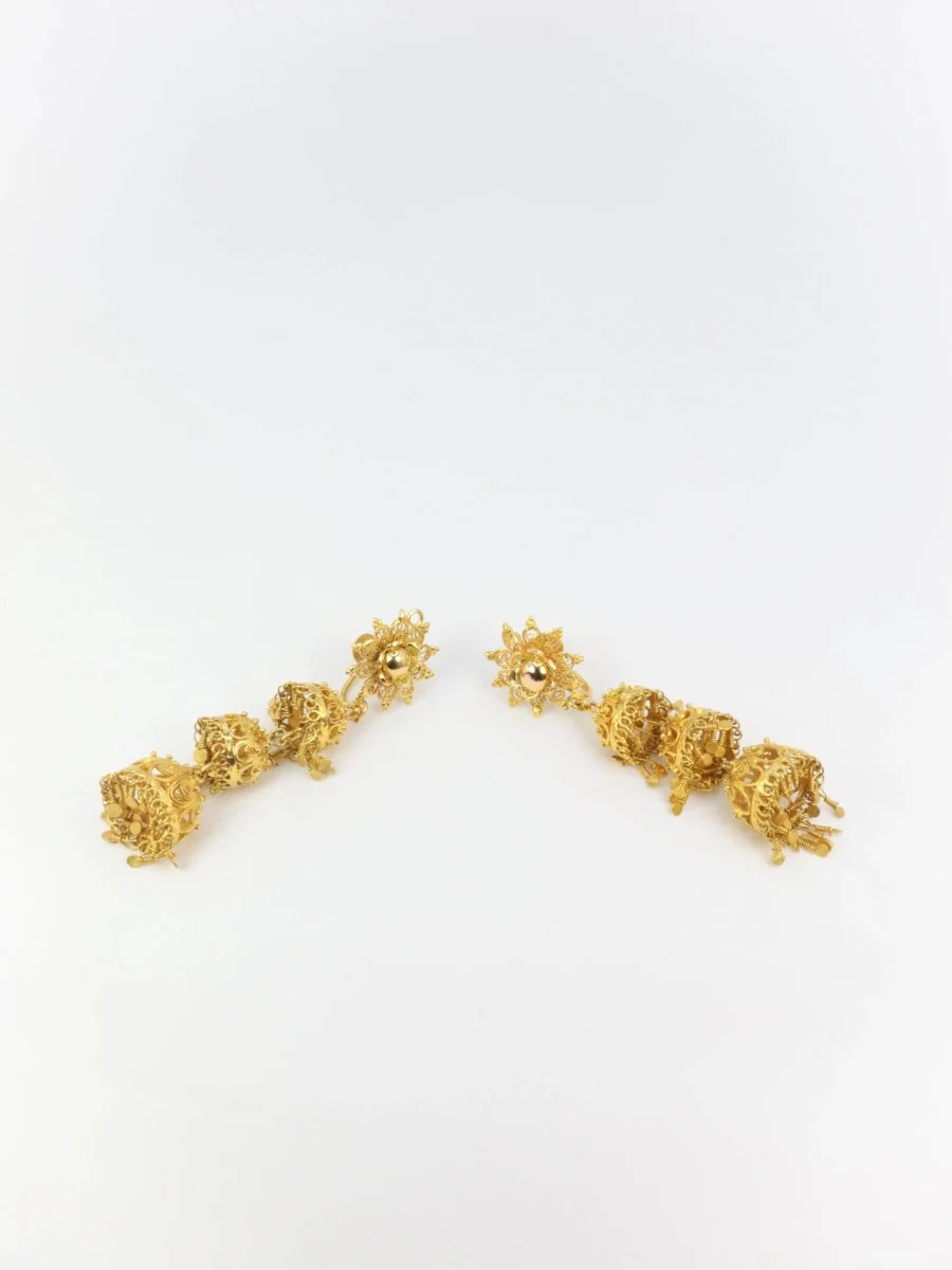 Boucles d’oreilles anciennes composées d’arabesques et de pampilles en or - Image 3
