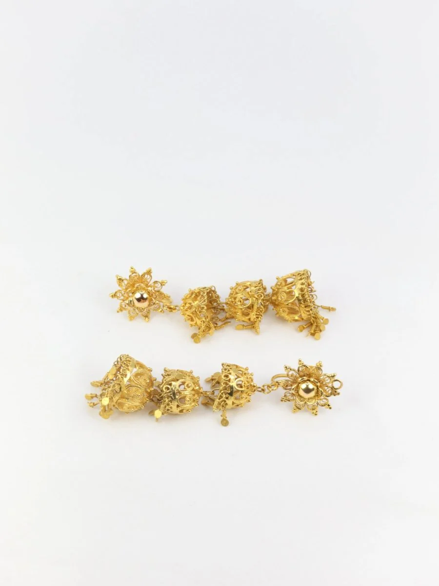 Boucles d’oreilles anciennes composées d’arabesques et de pampilles en or - Image 4