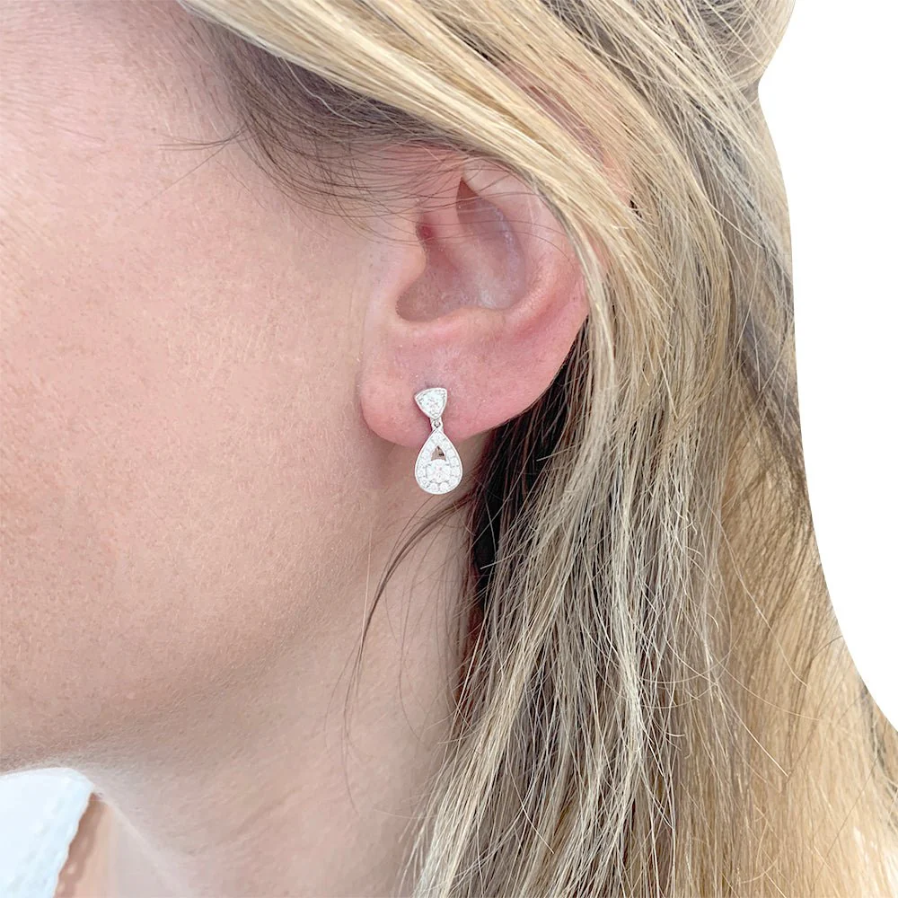Boucles d’oreilles CHAUMET “Joséphine Aube Printanière” en or blanc et diamants - Image 5