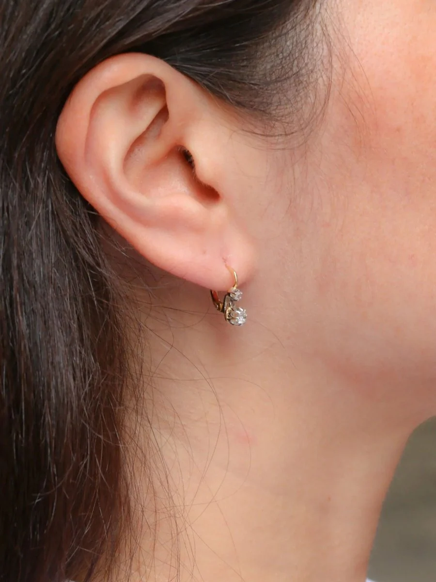 Boucles d’oreilles dormeuses anciennes en or, argent et diamants taille ancienne - Image 2