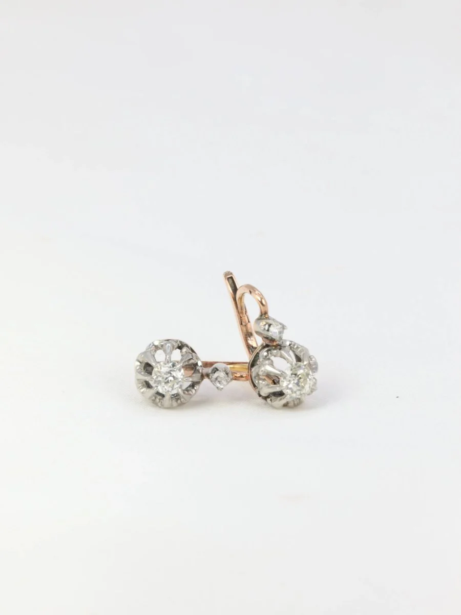 Boucles d’oreilles dormeuses anciennes en or et diamants
