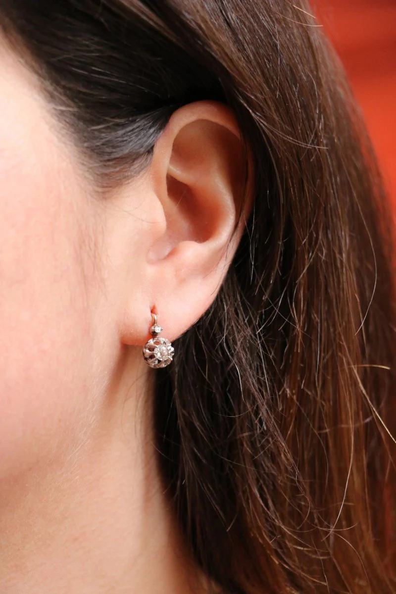 Boucles d’oreilles dormeuses anciennes en or et diamants - Image 2