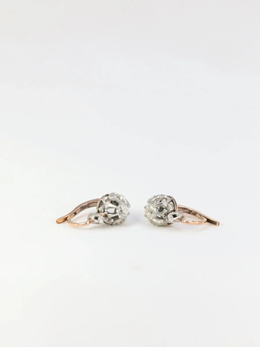 Boucles d’oreilles dormeuses anciennes en or et diamants - Image 3
