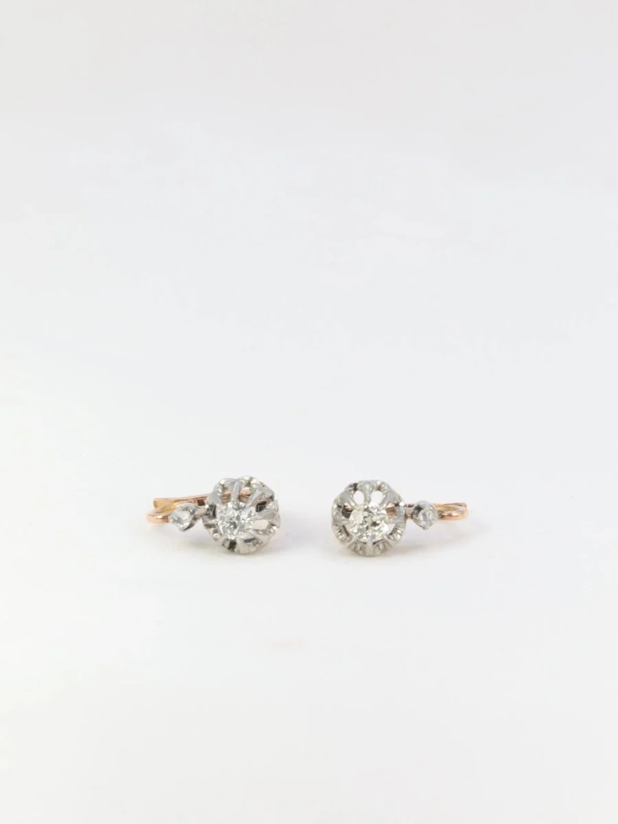 Boucles d’oreilles dormeuses anciennes en or et diamants - Image 4