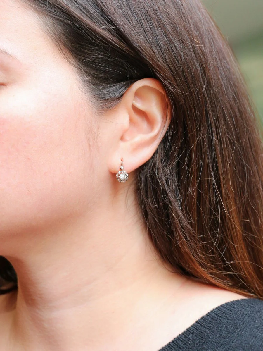 Boucles d’oreilles dormeuses anciennes en or et diamants - Image 8