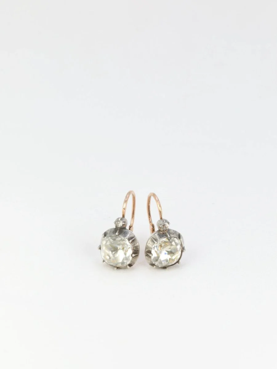 Boucles d’oreilles dormeuses anciennes en or et pierres du Rhin