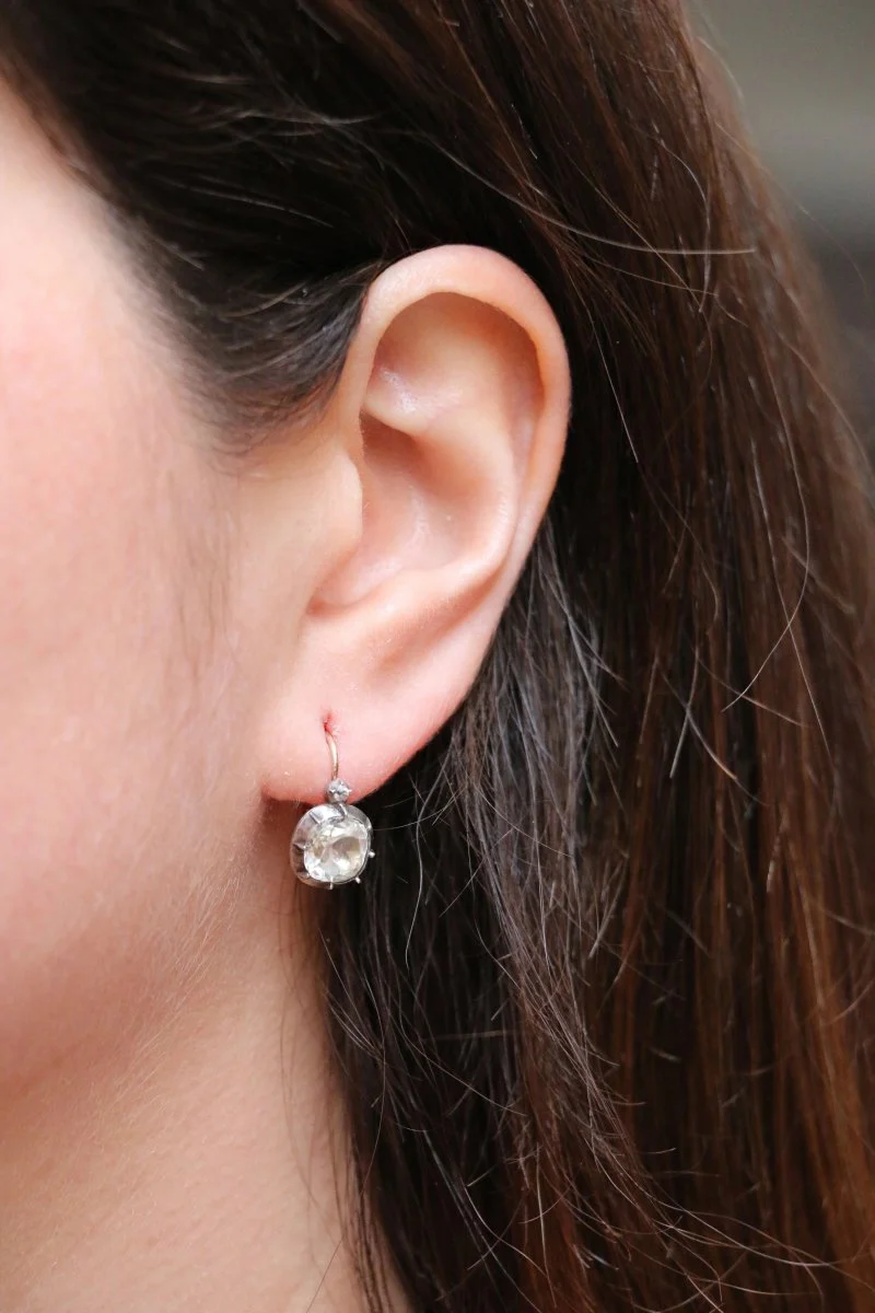 Boucles d’oreilles dormeuses anciennes en or et pierres du Rhin - Image 2