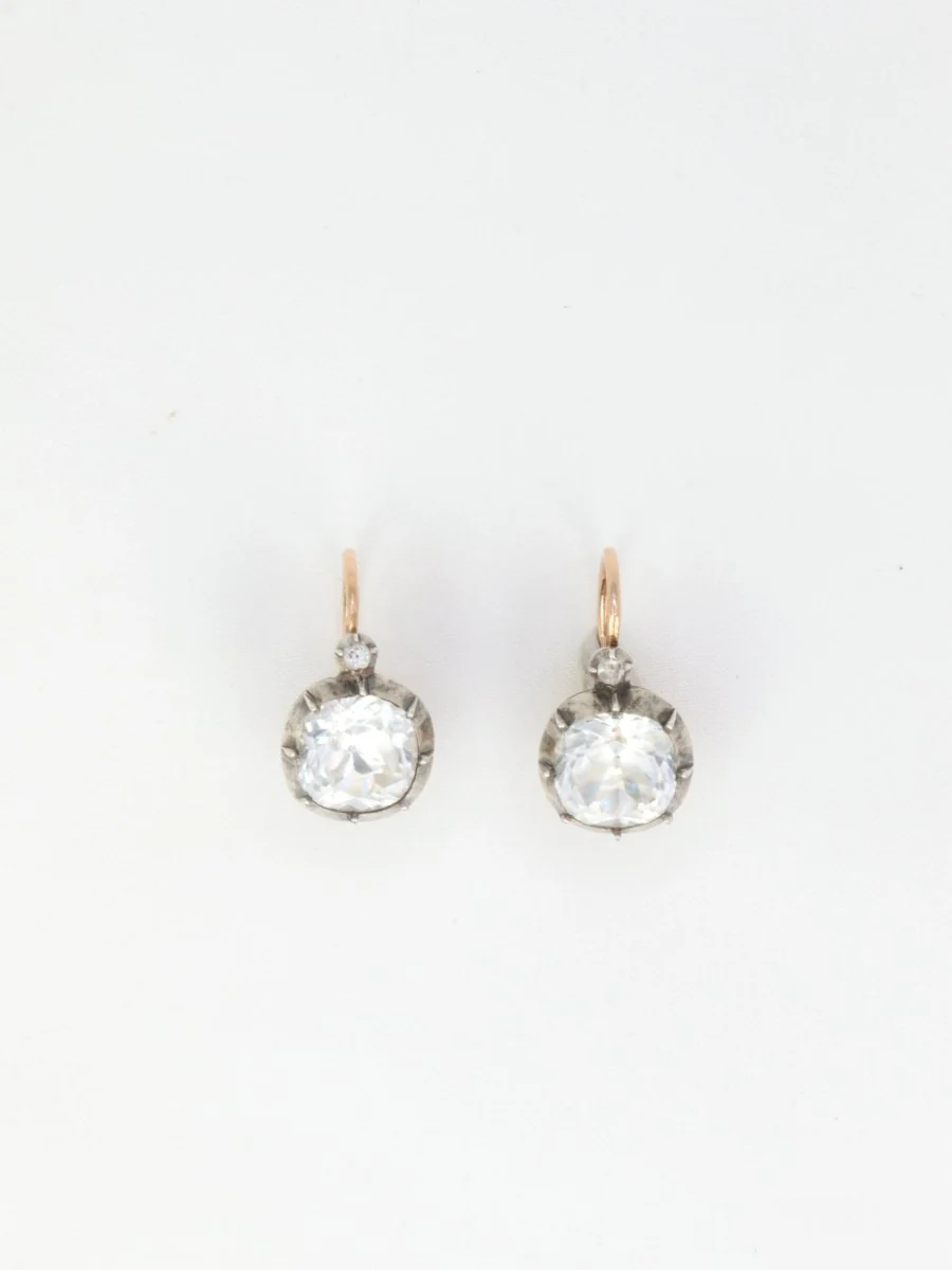 Boucles d’oreilles dormeuses anciennes en or et pierres du Rhin - Image 3