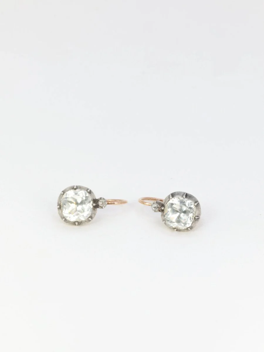 Boucles d’oreilles dormeuses anciennes en or et pierres du Rhin - Image 4