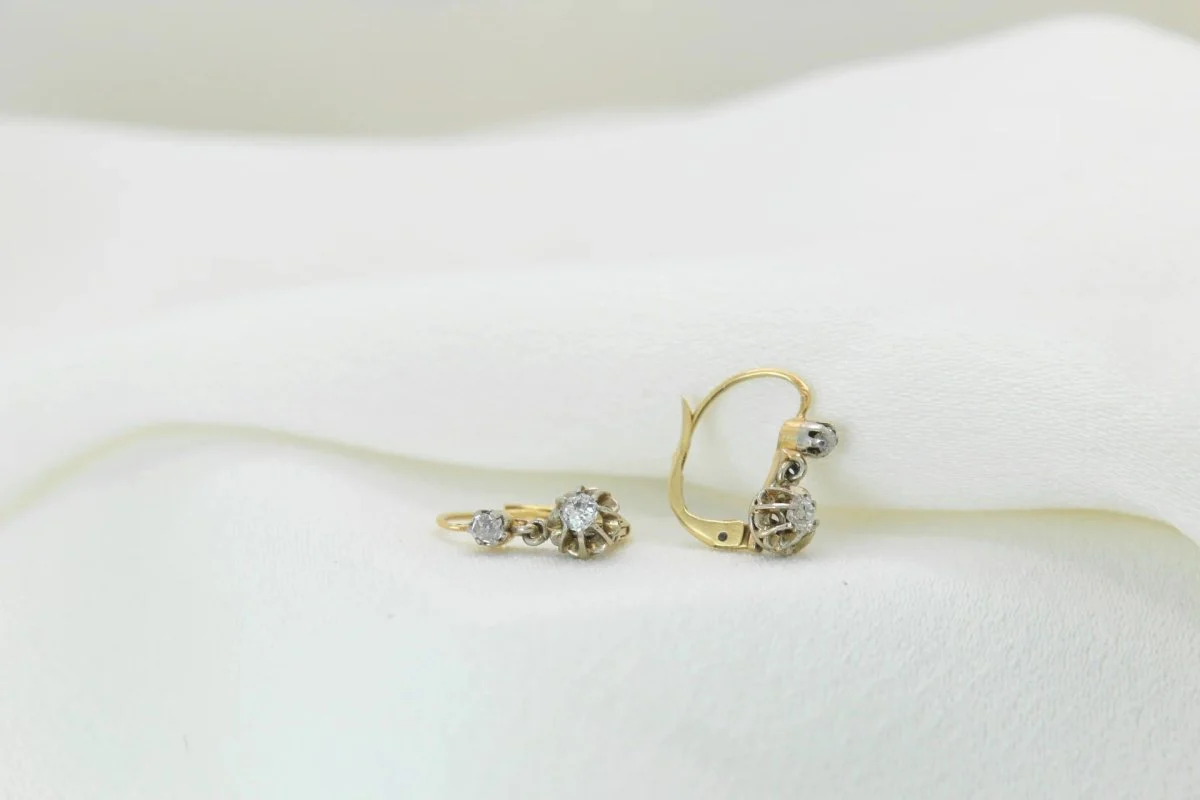 Boucles d’Oreilles Dormeuses  Anciennes en Or et Diamants - Image 2
