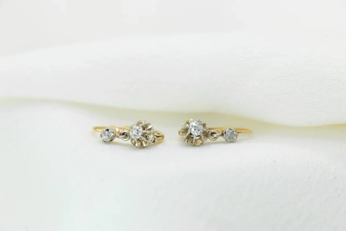 Boucles d’Oreilles Dormeuses  Anciennes en Or et Diamants - Image 4