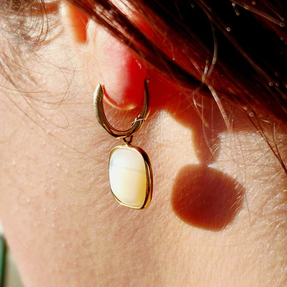 Boucles d’oreilles Dormeuses en or jaune et nacre - Image 2