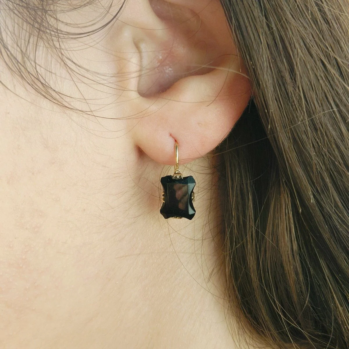 Boucles d’oreilles Dormeuses en or jaune et onyx - Image 2