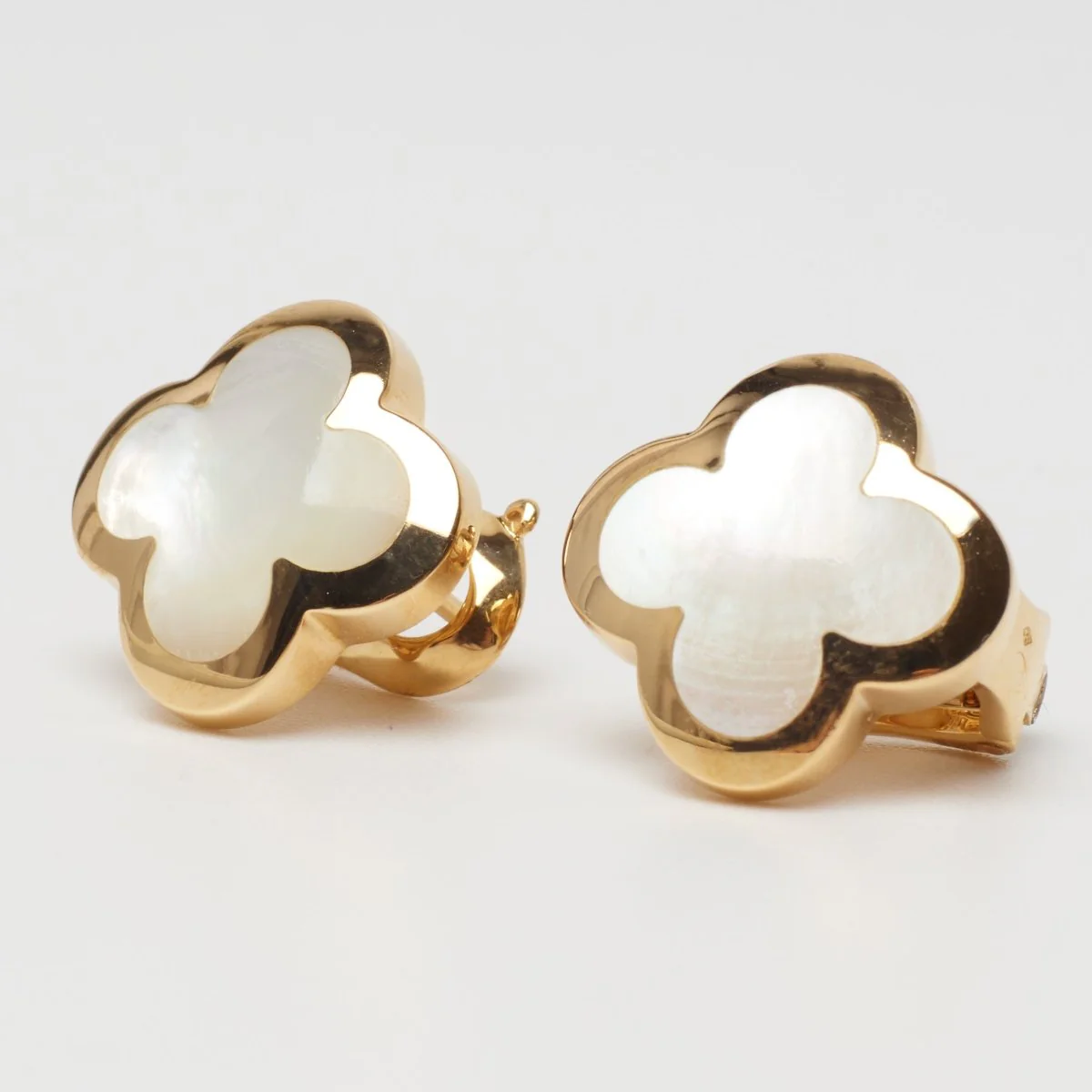 Boucles d’oreilles Van Cleef & Arpels Pure Alhambra Nacre en or jaune - Image 4