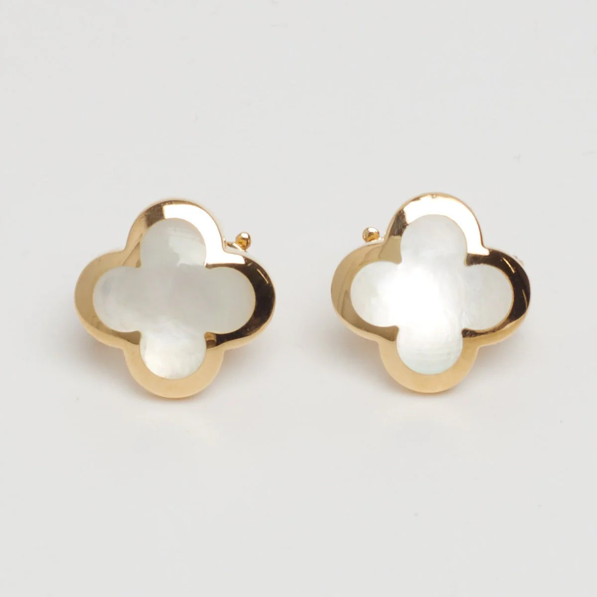 Boucles d’oreilles Van Cleef & Arpels Pure Alhambra Nacre en or jaune - Image 7
