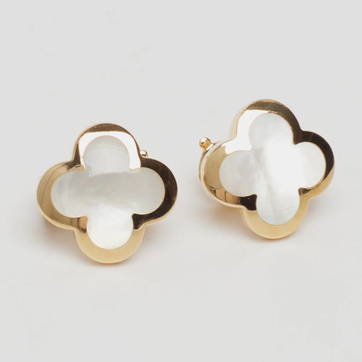 Boucles d’oreilles Van Cleef & Arpels Pure Alhambra Nacre en or jaune - Image 8