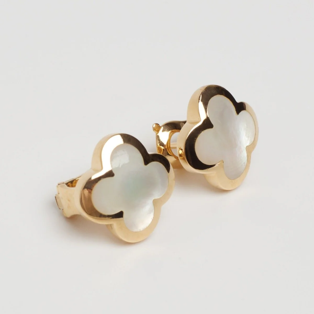 Boucles d’oreilles Van Cleef & Arpels Pure Alhambra Nacre en or jaune - Image 9