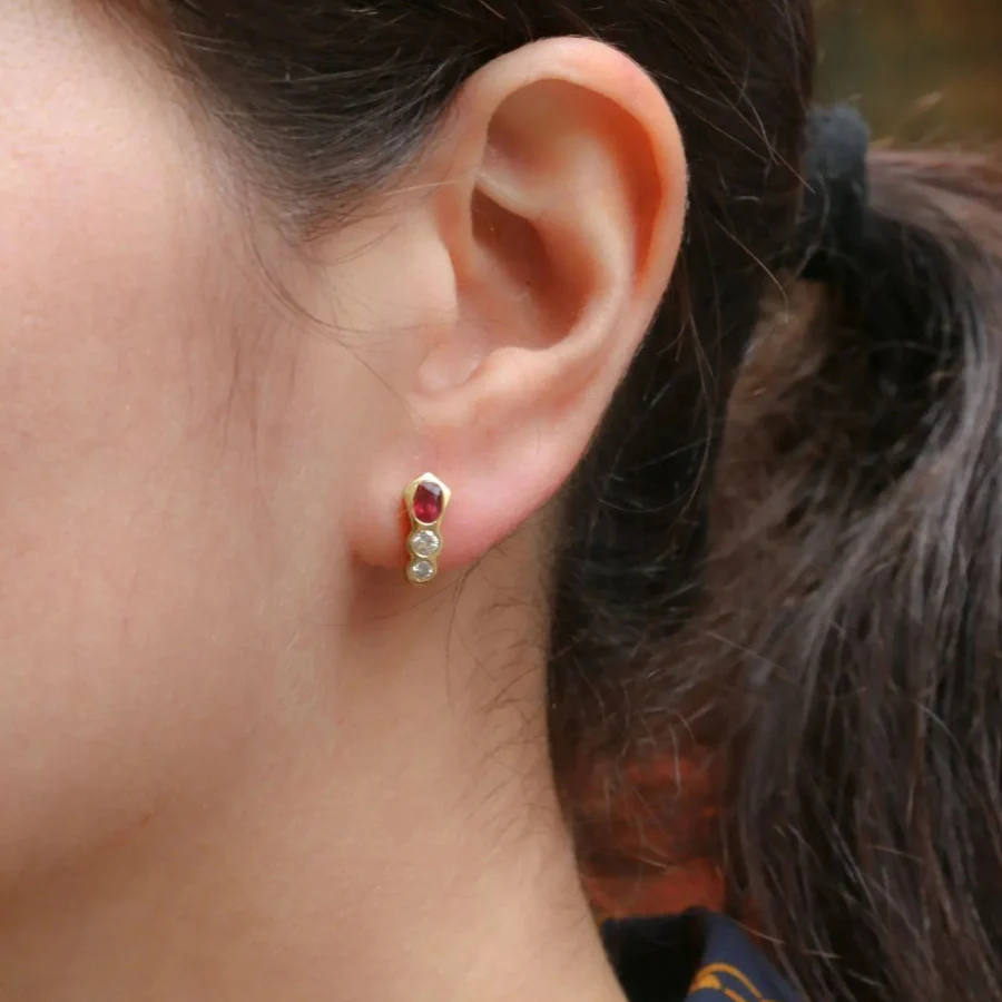 Boucles d’oreilles en or jaune, rubis et diamants - Image 2