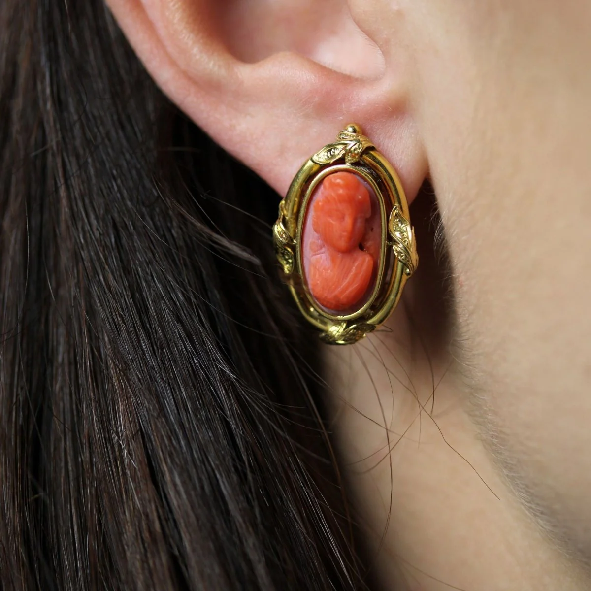 Boucles d'oreilles Clips en or jaune et corail - Image 2