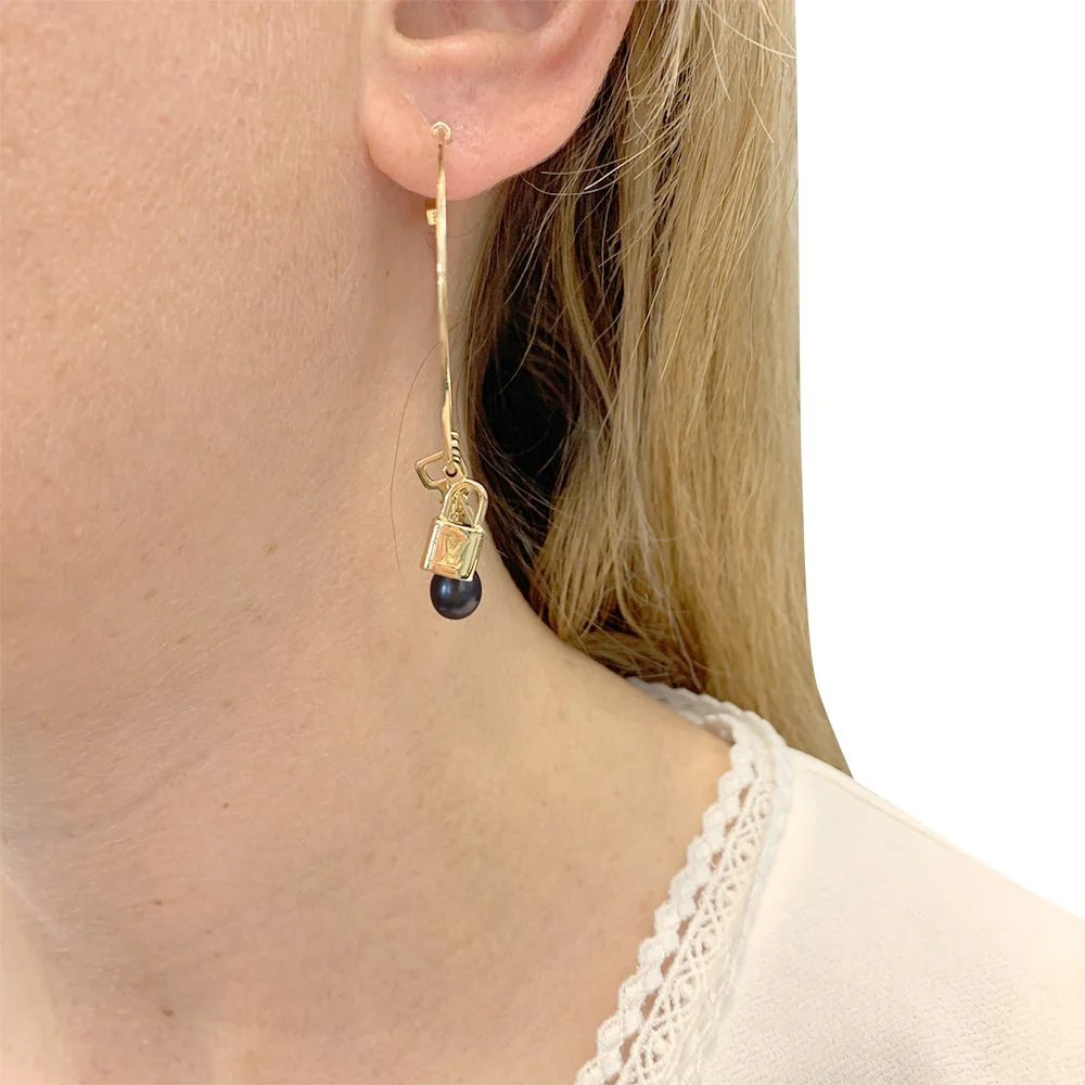Boucles d'oreille Créoles LOUIS VUITTON "Monogram" en or jaune et perles - Image 6